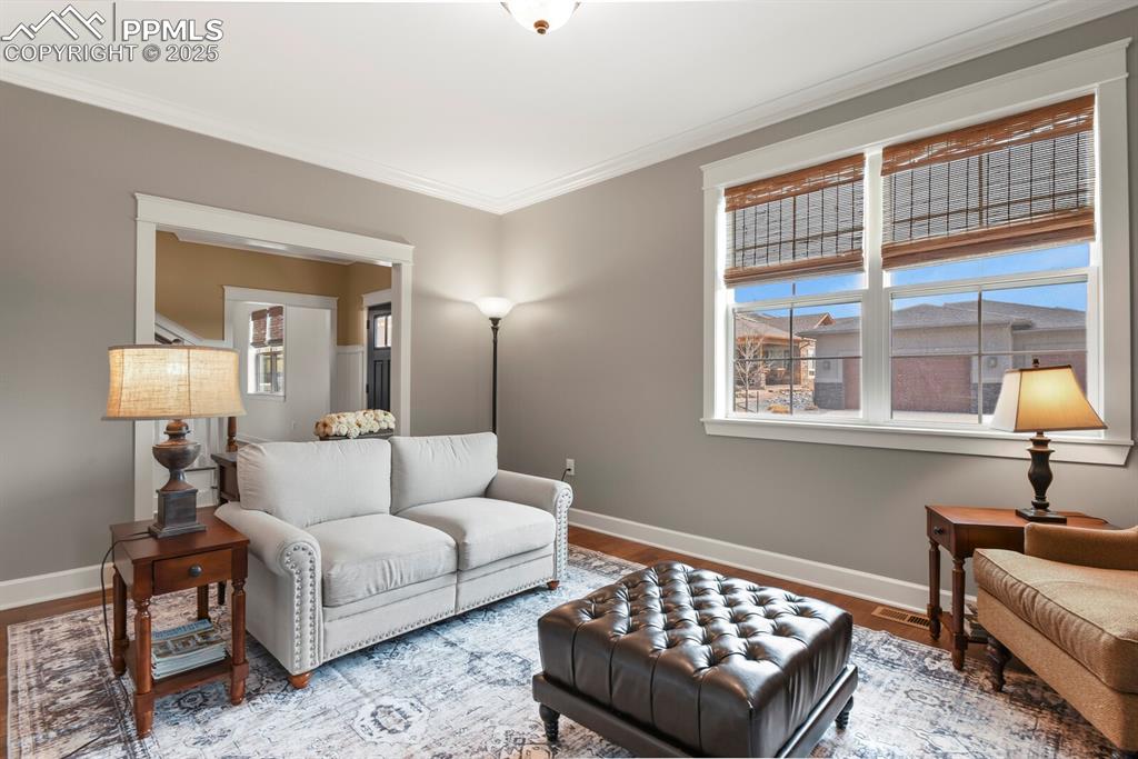 Image 11 of 32: Living Room