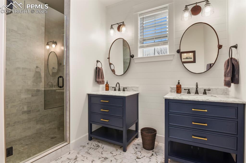 Image 13 of 32: Bathroom