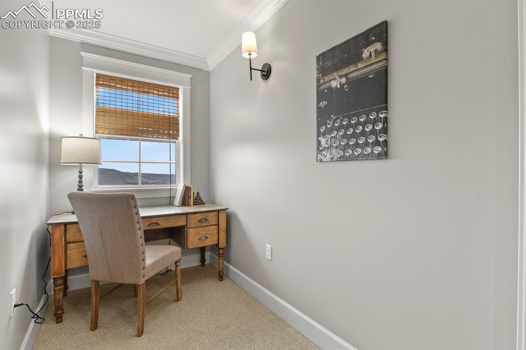 Image 18 of 32: Office