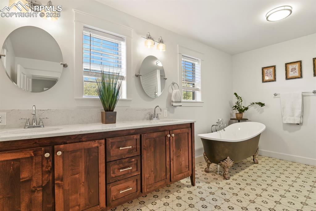 Image 19 of 32: Bathroom