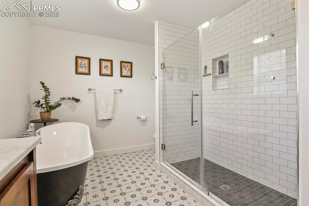 Image 20 of 32: Bathroom