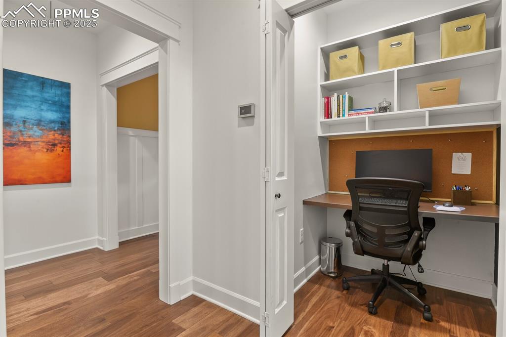 Image 22 of 32: Office