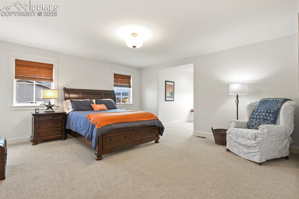 Image 23 of 32: Bedroom