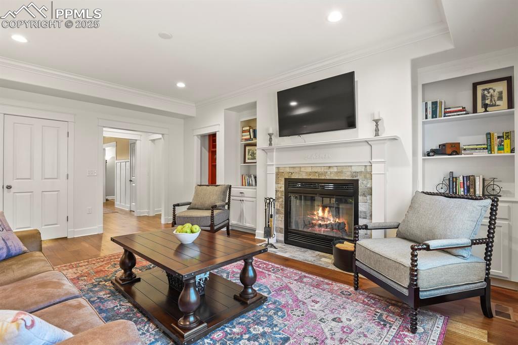 Image 9 of 32: Living Room