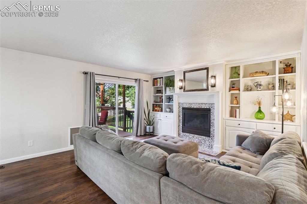 Image 14 of 41: Living Room