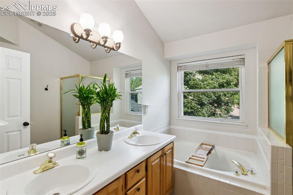 Image 20 of 41: Bathroom