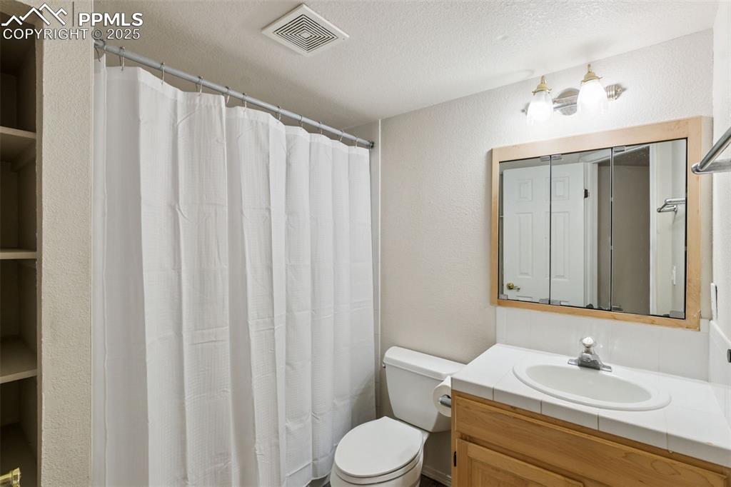 Image 32 of 41: Bathroom