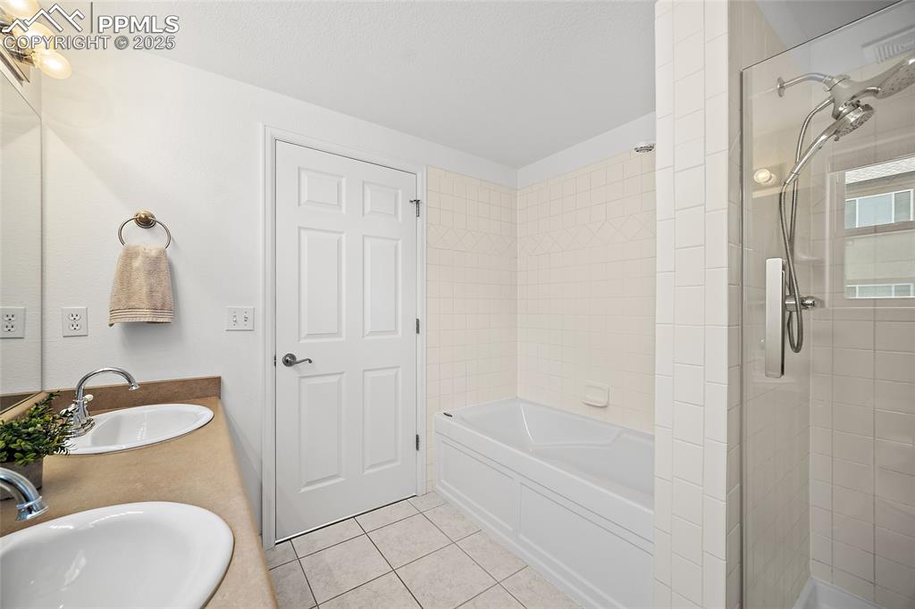 Image 19 of 34: Bathroom