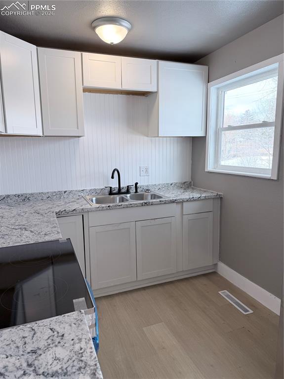 Image 2 of 9: Kitchen