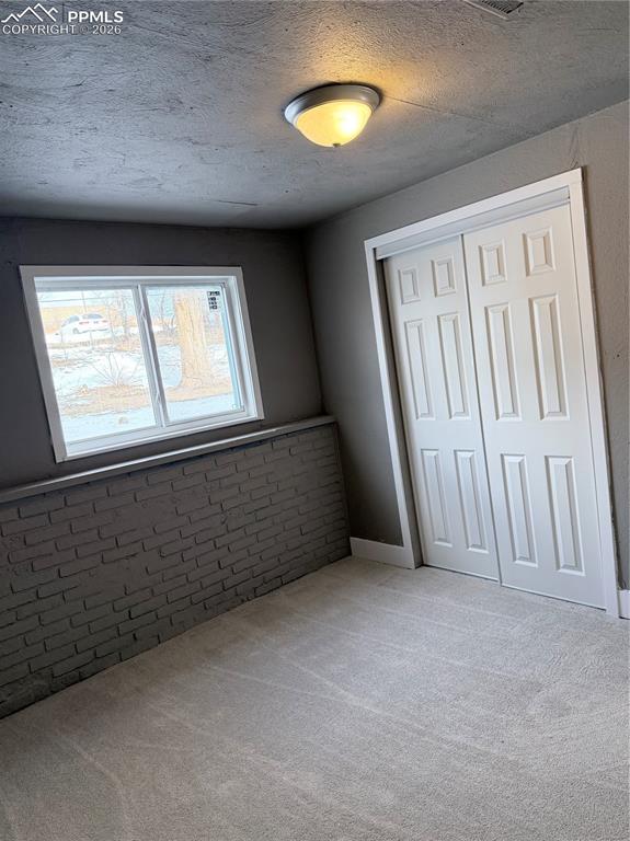 Image 7 of 9: Bedroom