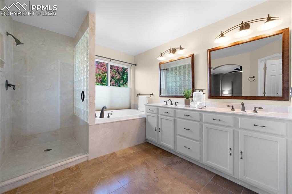 Image 17 of 38: Bathroom