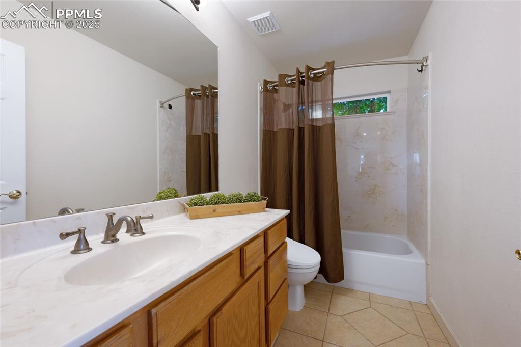 Image 20 of 38: Bathroom