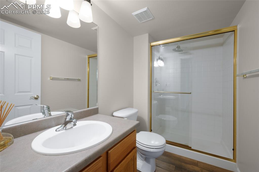 Image 26 of 38: Bathroom