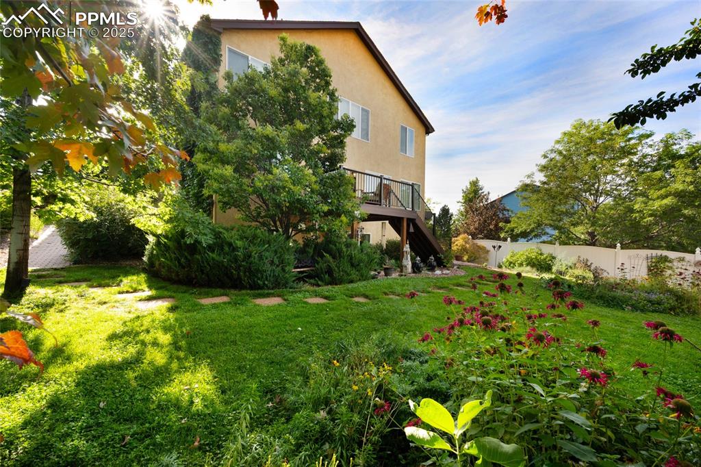 Image 28 of 38: Yard