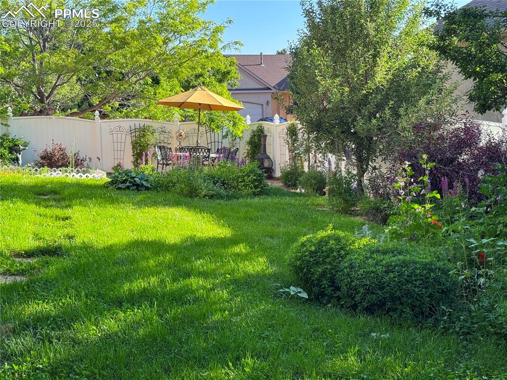 Image 32 of 38: Yard