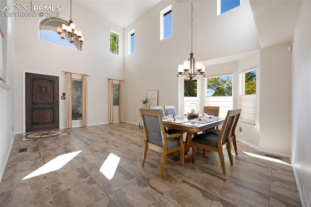 Image 7 of 38: Dining Area