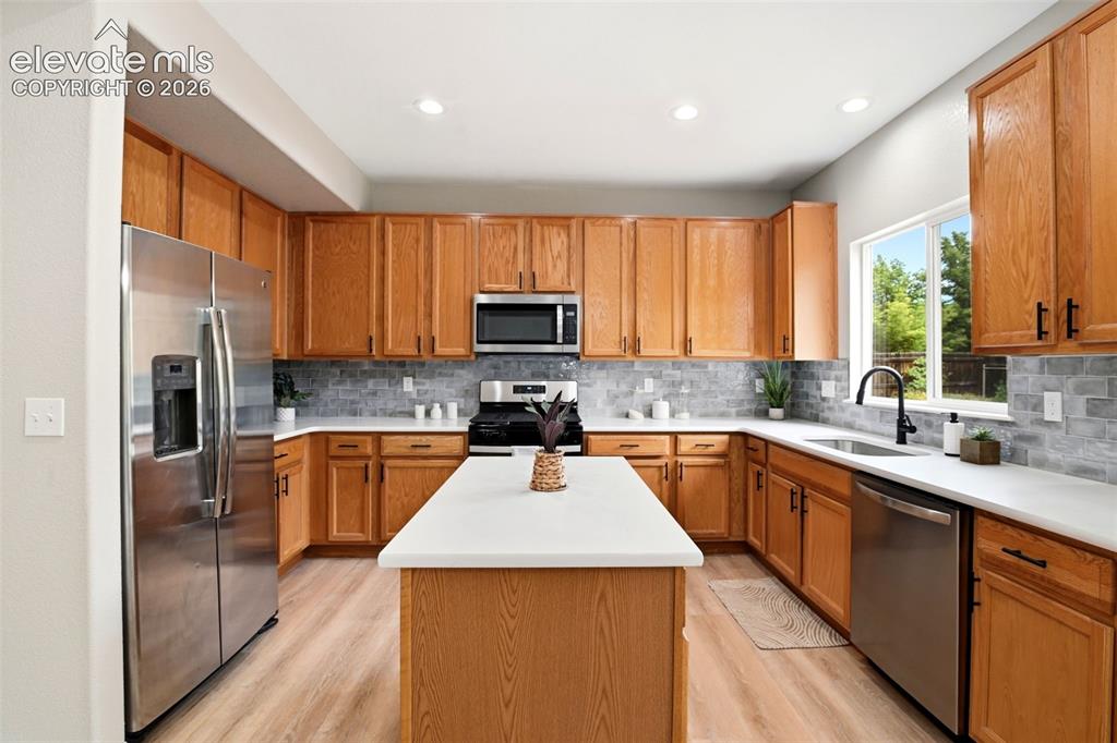 Image 13 of 50: Kitchen