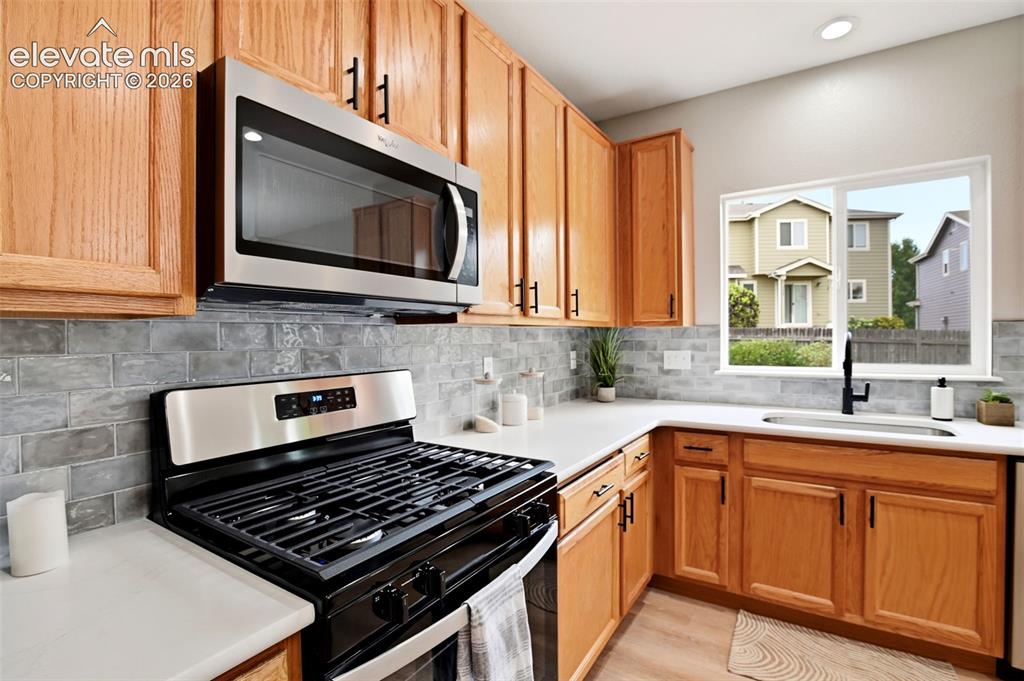 Image 16 of 50: Kitchen