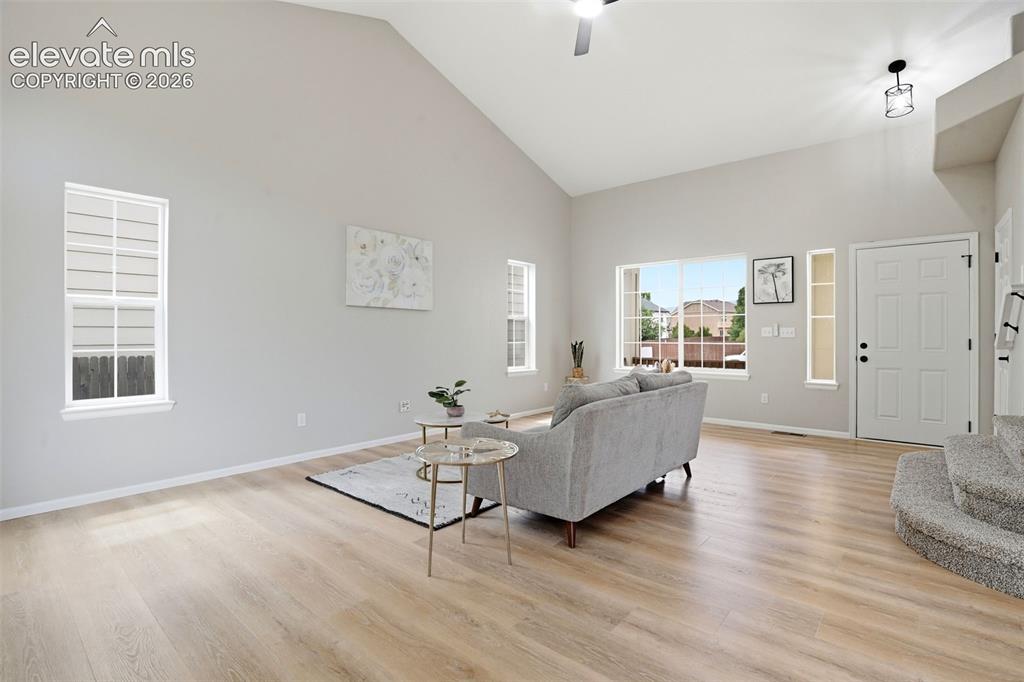 Image 8 of 50: Living Room