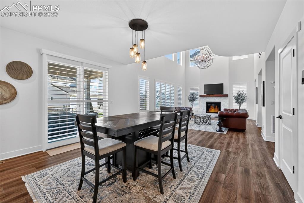 Image 10 of 50: Dining Area