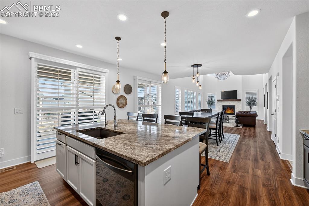 Image 13 of 50: Kitchen