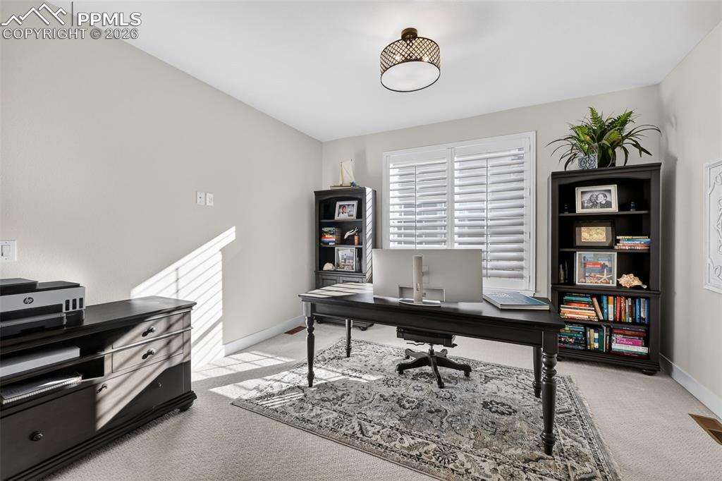 Image 16 of 50: Office