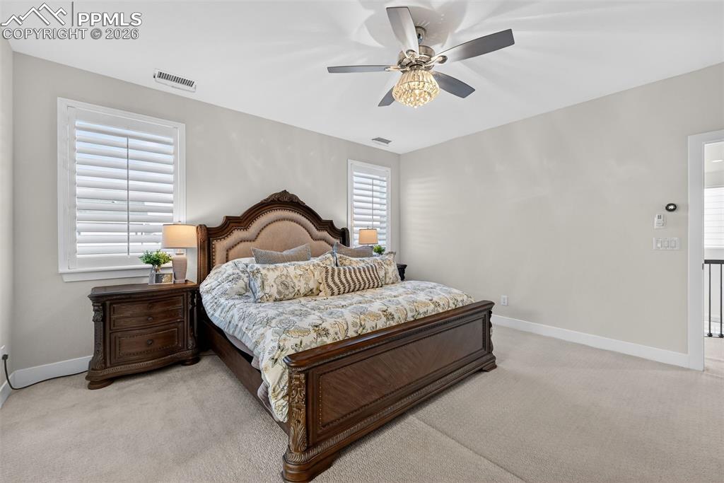 Image 19 of 50: Bedroom