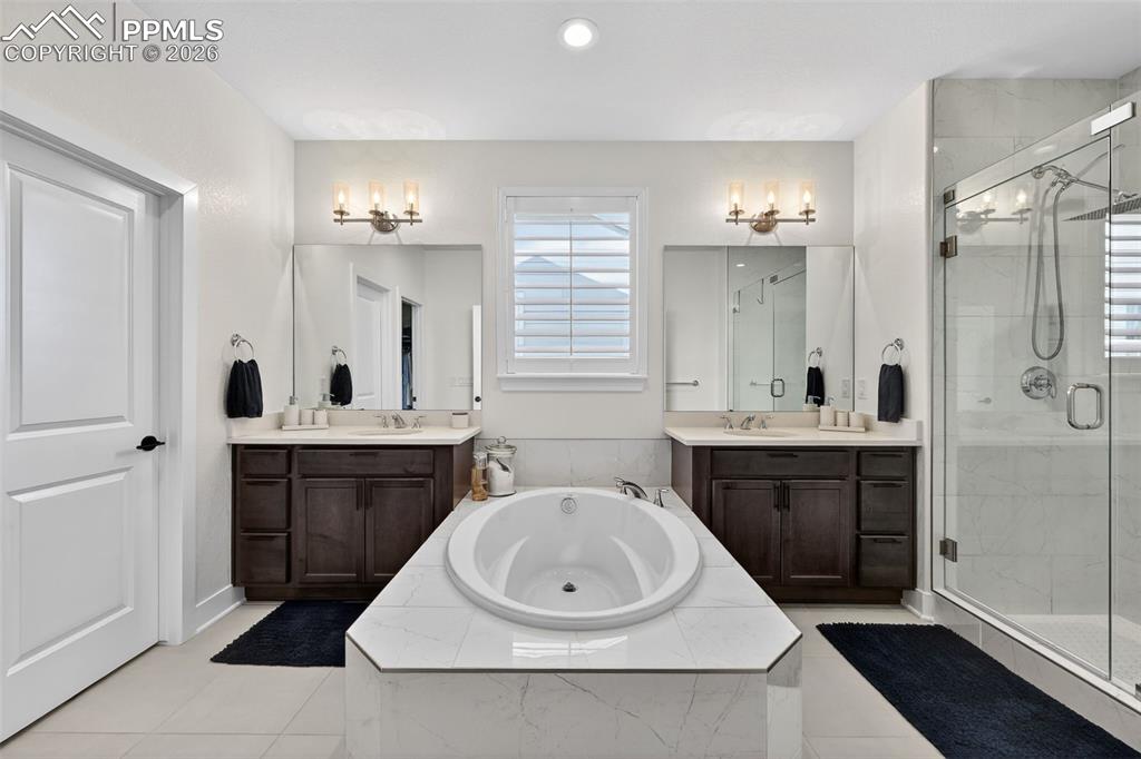 Image 21 of 50: Bathroom