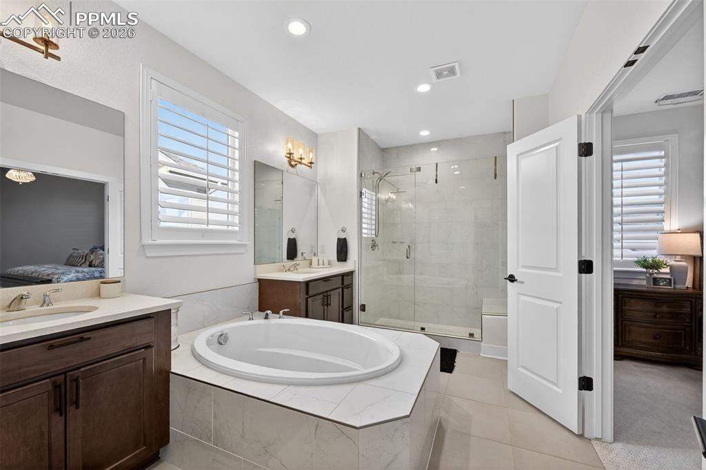 Image 22 of 50: Bathroom