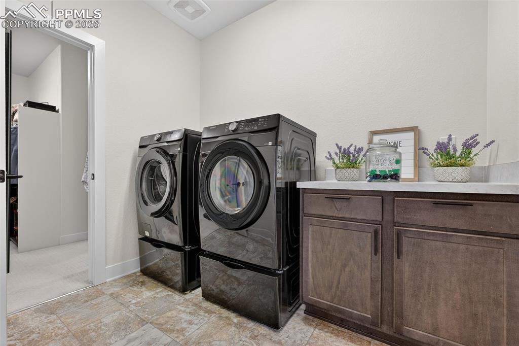 Image 23 of 50: Laundry