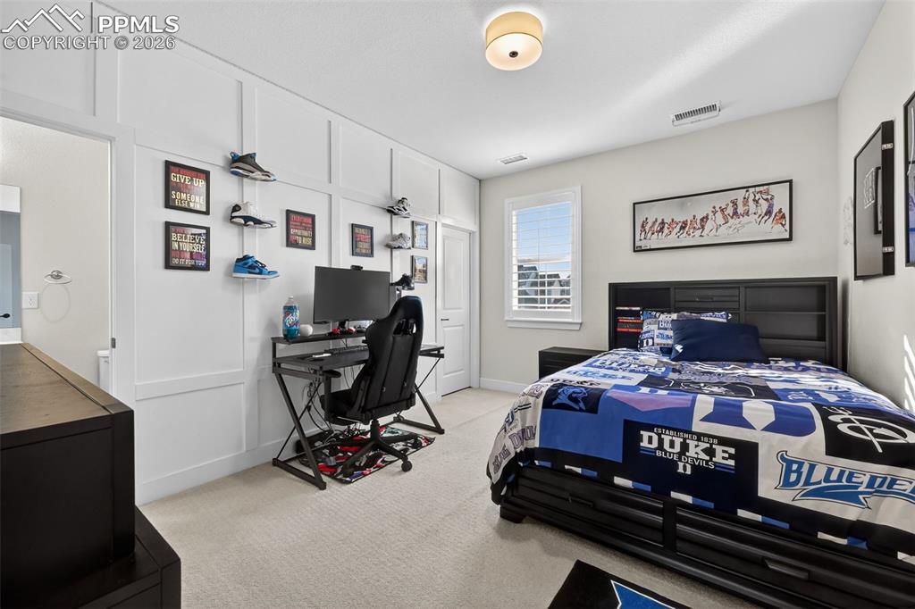 Image 26 of 50: Bedroom