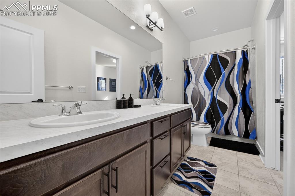 Image 28 of 50: Bathroom