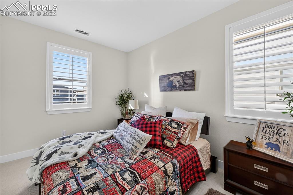 Image 31 of 50: Bedroom