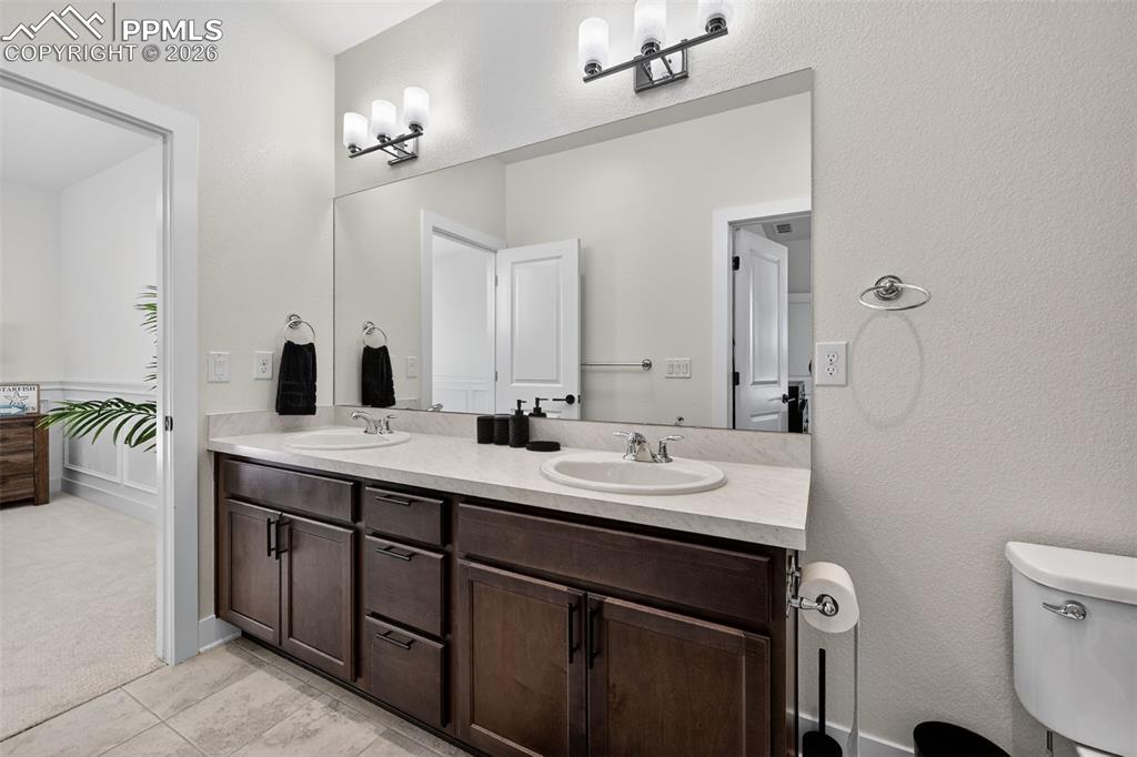 Image 32 of 50: Bathroom