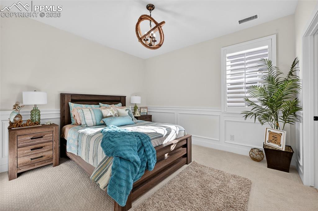 Image 33 of 50: Bedroom