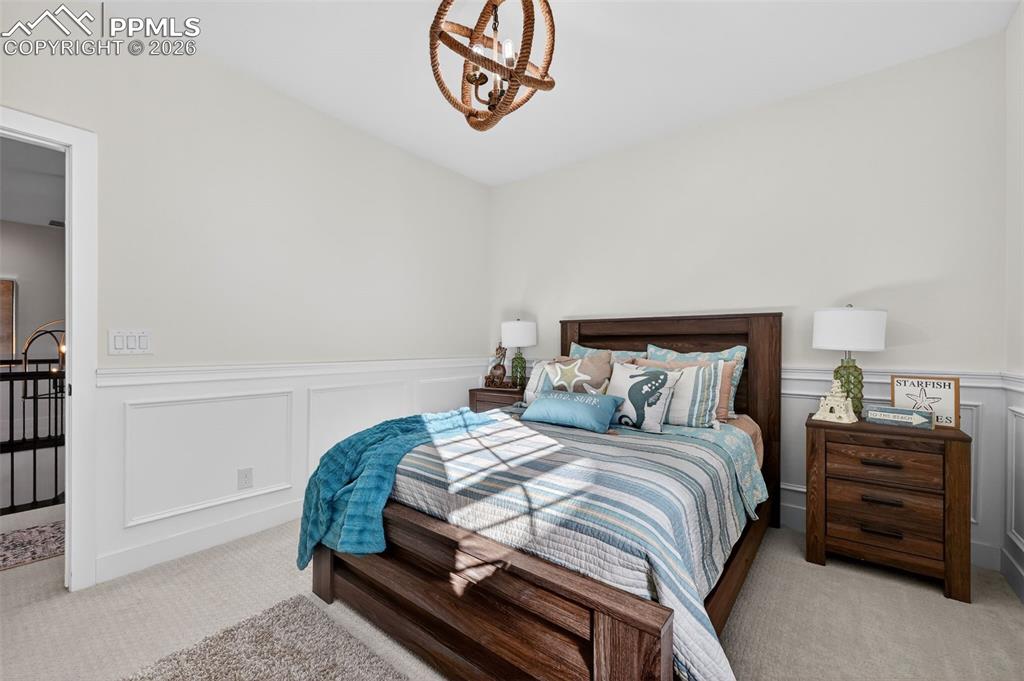 Image 34 of 50: Bedroom