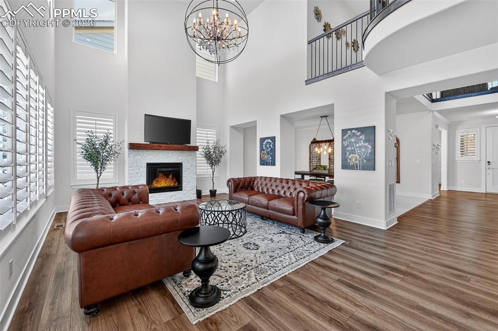 Image 4 of 50: Living Room