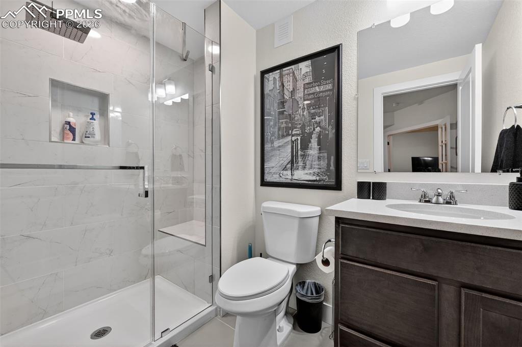 Image 40 of 50: Bathroom