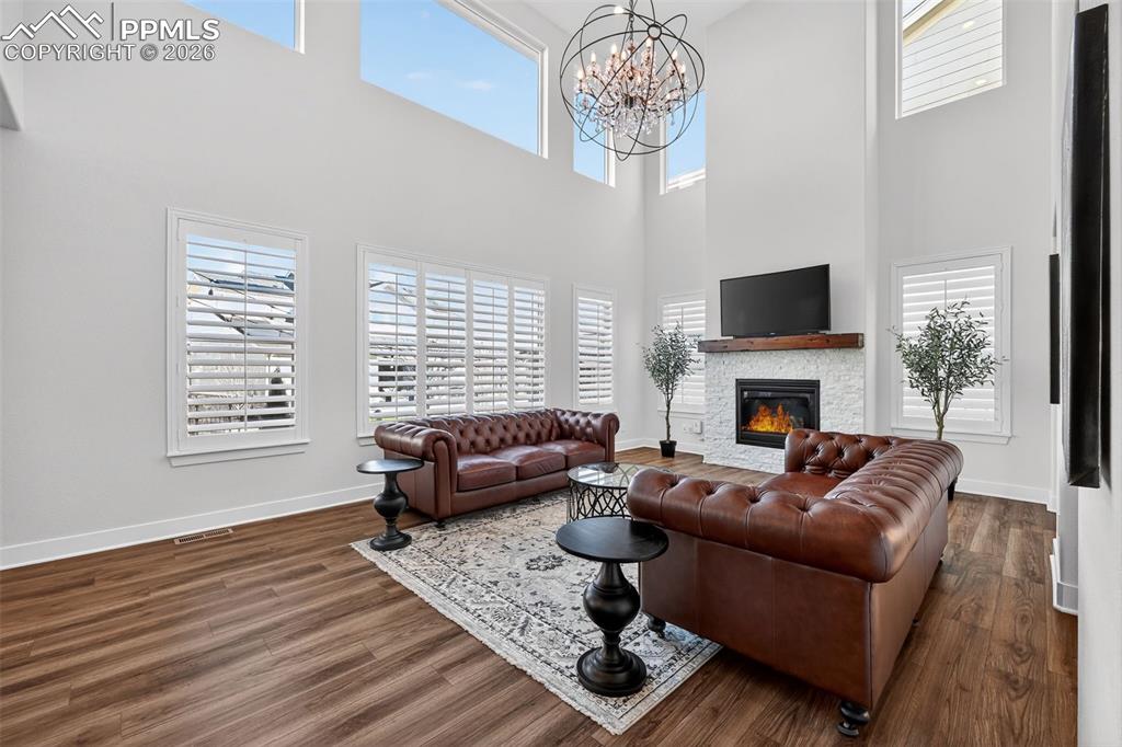 Image 5 of 50: Living Room