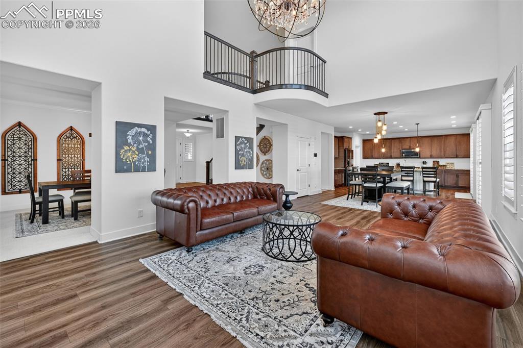 Image 6 of 50: Living Room