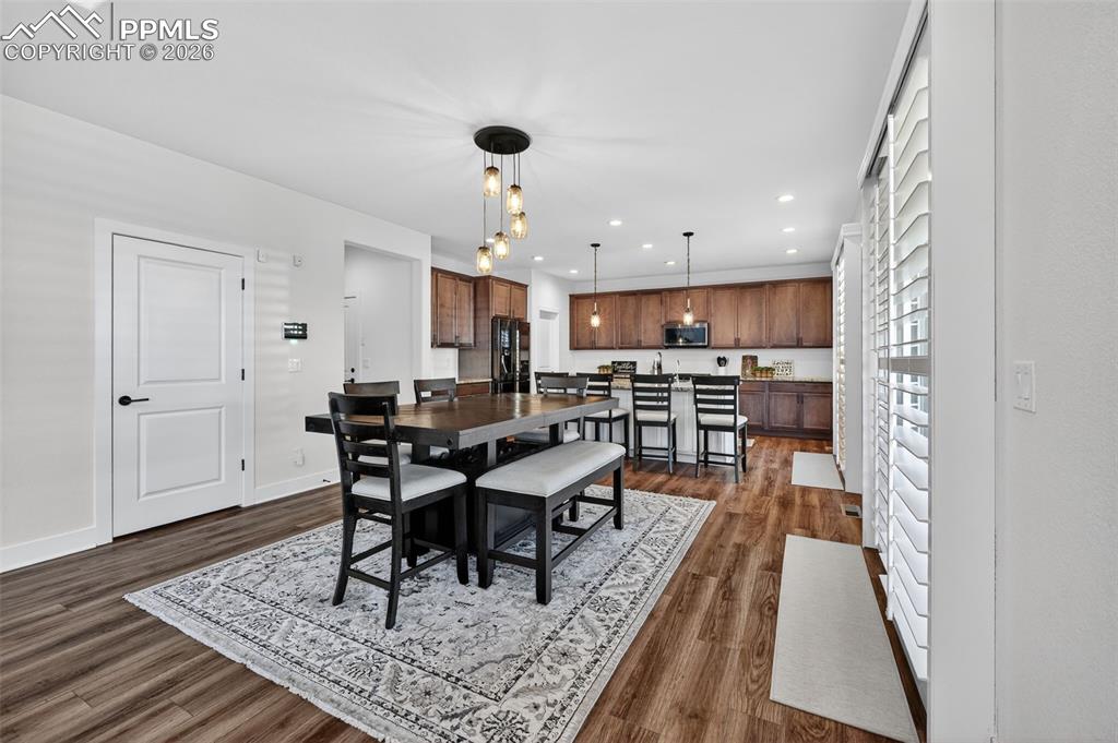 Image 9 of 50: Dining Area