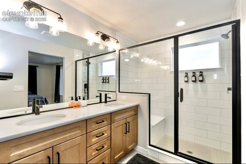 Image 14 of 33: Bathroom
