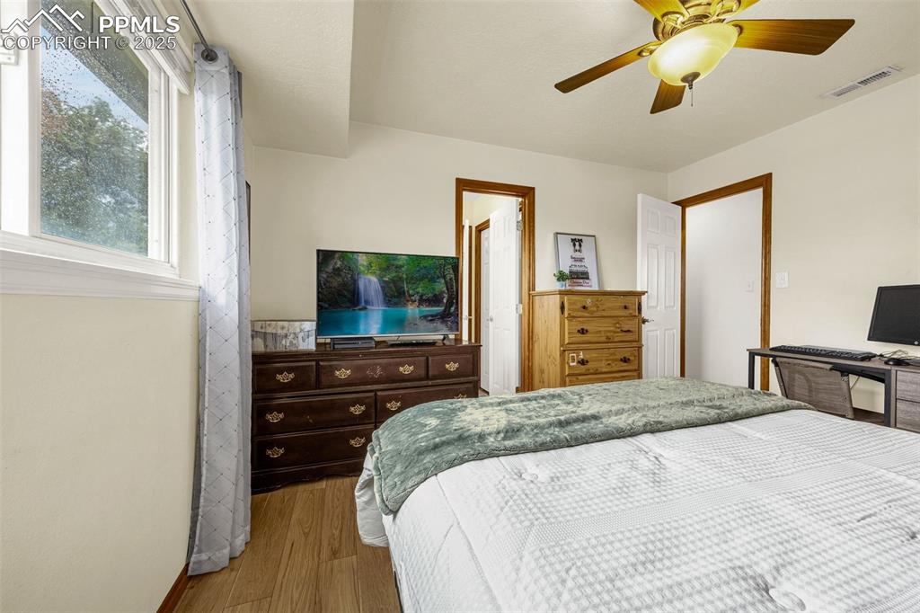 Image 10 of 23: Bedroom