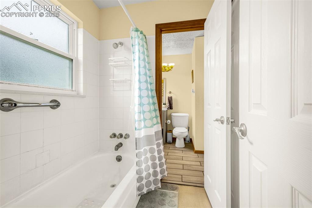 Image 11 of 23: Bathroom