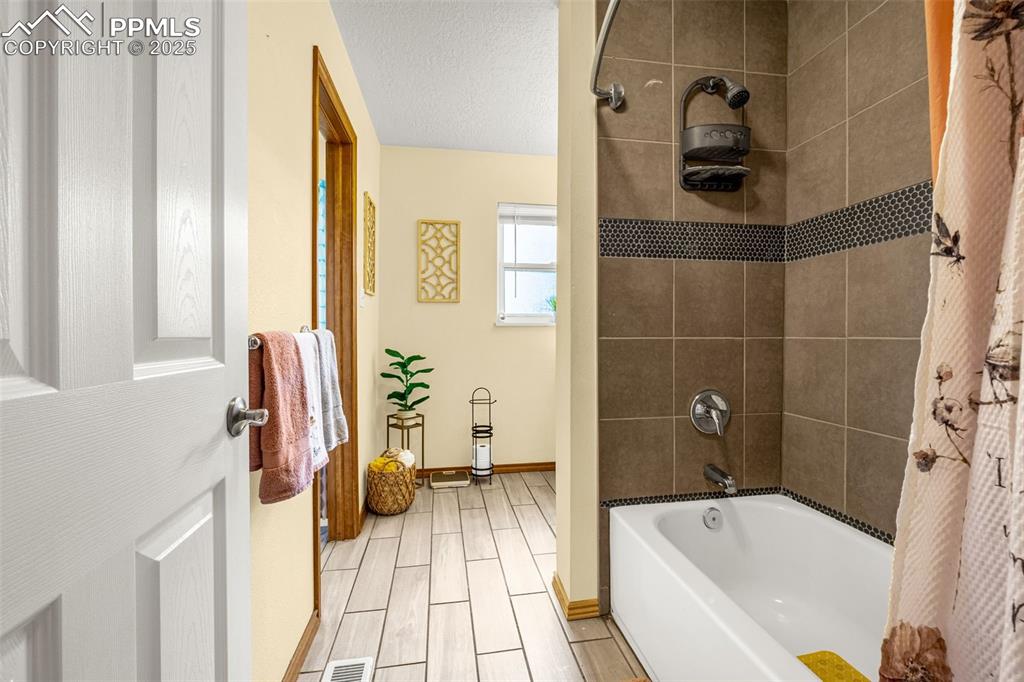Image 12 of 23: Bathroom