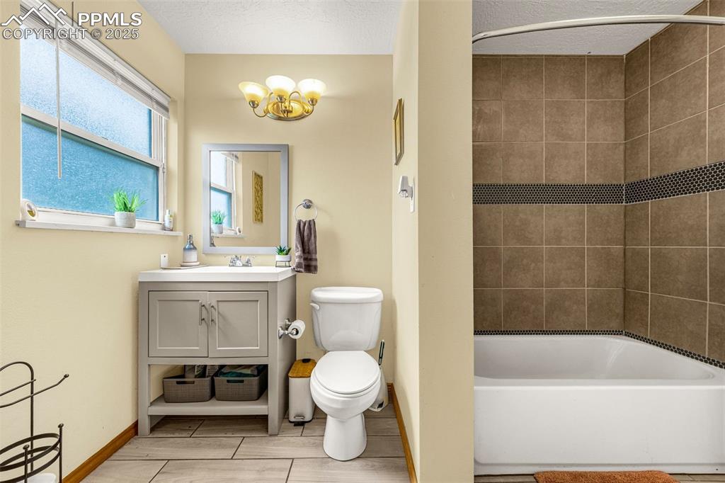 Image 13 of 23: Bathroom