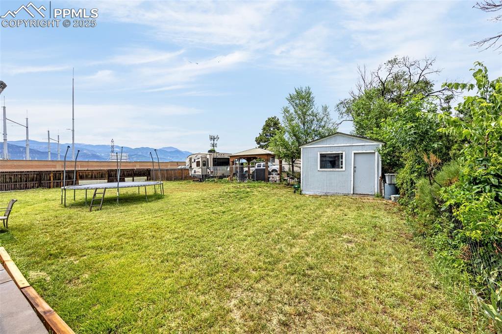 Image 18 of 23: Yard