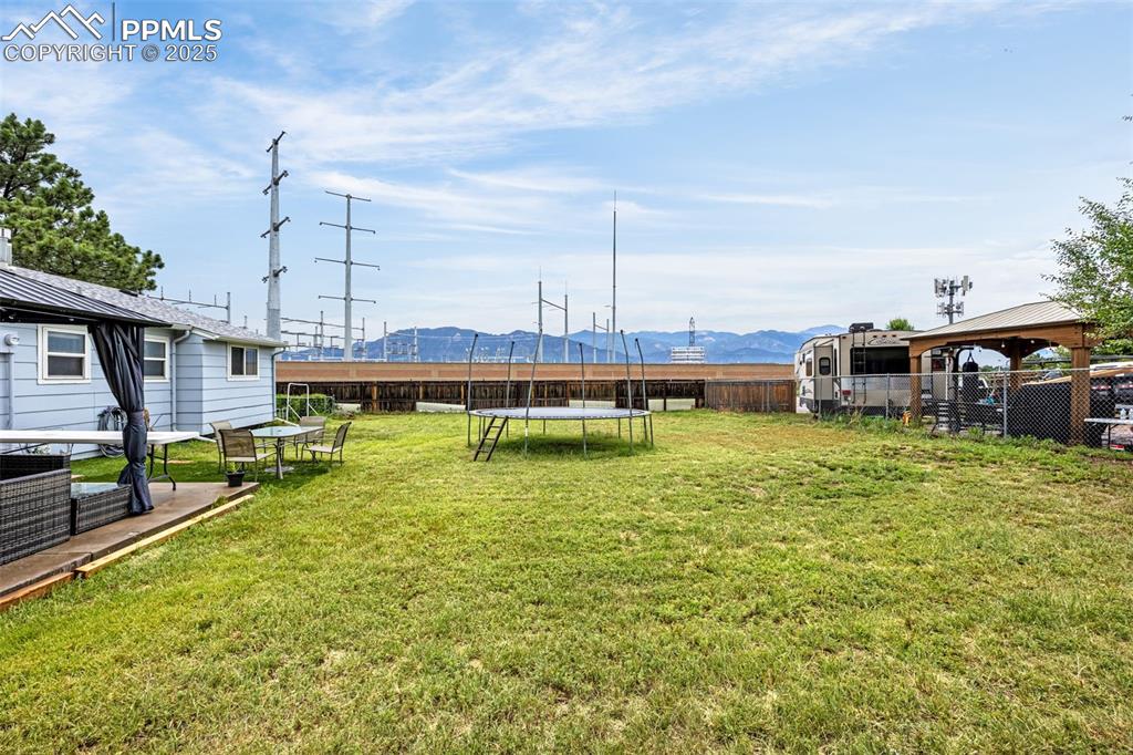 Image 19 of 23: Yard