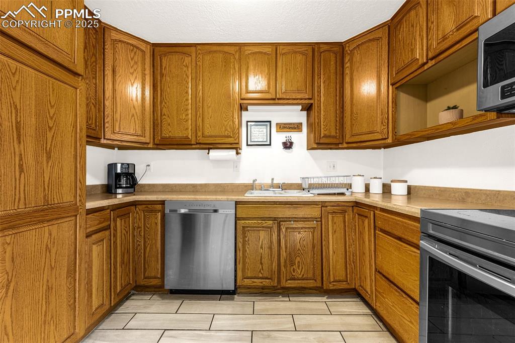 Image 4 of 23: Kitchen