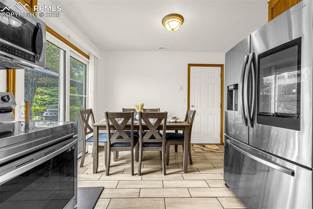 Image 5 of 23: Dining Area